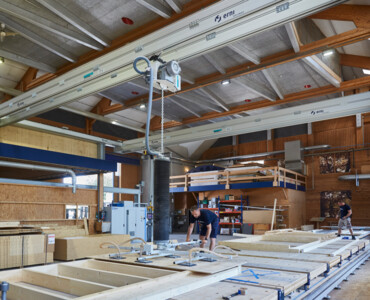 Platzieren der Deckplatte mit dem Vakuumaufnahmegerät