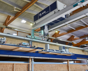 Einfacher Wechsel zwischen Dämmplatte und Vakuumaufnahme auf dem Podest seitlich der Fertigungsstrasse. 