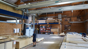 Stapelkran Karin im Einsatz bei Erni Holzbau 