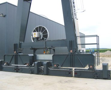 Spezial-Fahrwerk mit 8 Laufrädern und 4 Antrieben pro Seite