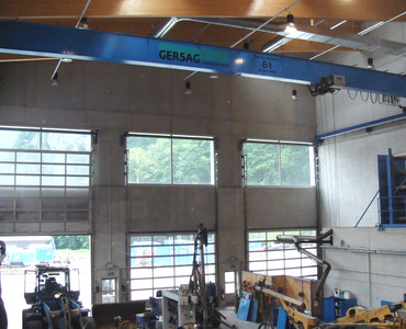 Werkhof der Gasser Felstechnik AG mit dem 8t Hallenkran mit blauem Anstrich