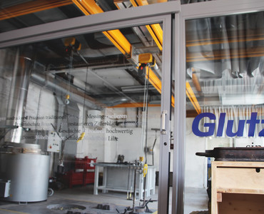 Einschienenbahn mit Zweiträger-Systemkran