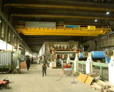 der 40t Kran über der Kartonmaschine