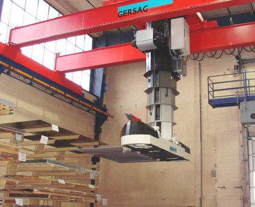 Der Stapelkran manuell per Funkfernsteuerung bedient