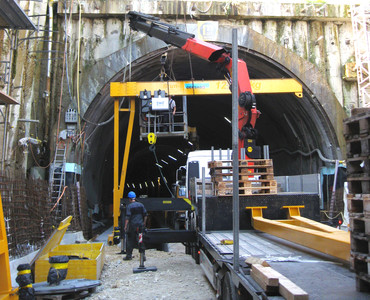 Aufbau des Portalkrans auf die Schienen mit LKW-Kran